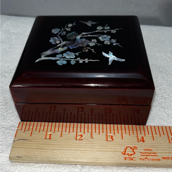 Vintage Elegant Mother of Pearl Inlay Art Piece Trinket Box Lacquered - Picture 4 of 9